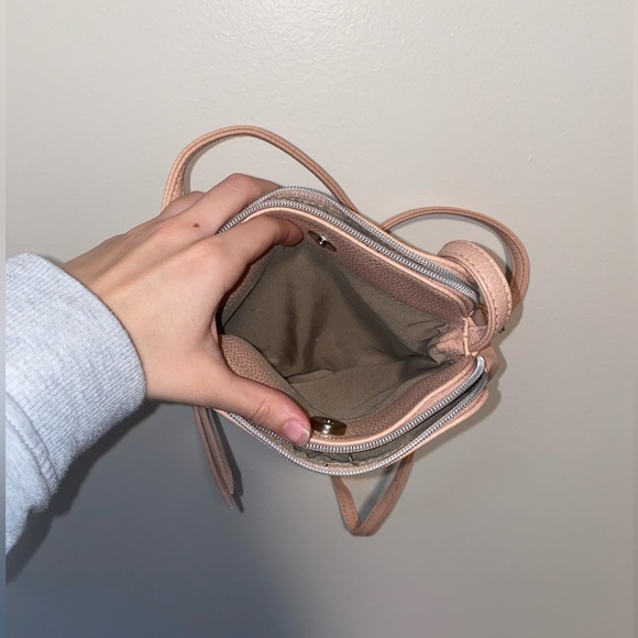 Reaction Kenneth Cole Small Crossbody 👜 - Picture 3 of 6